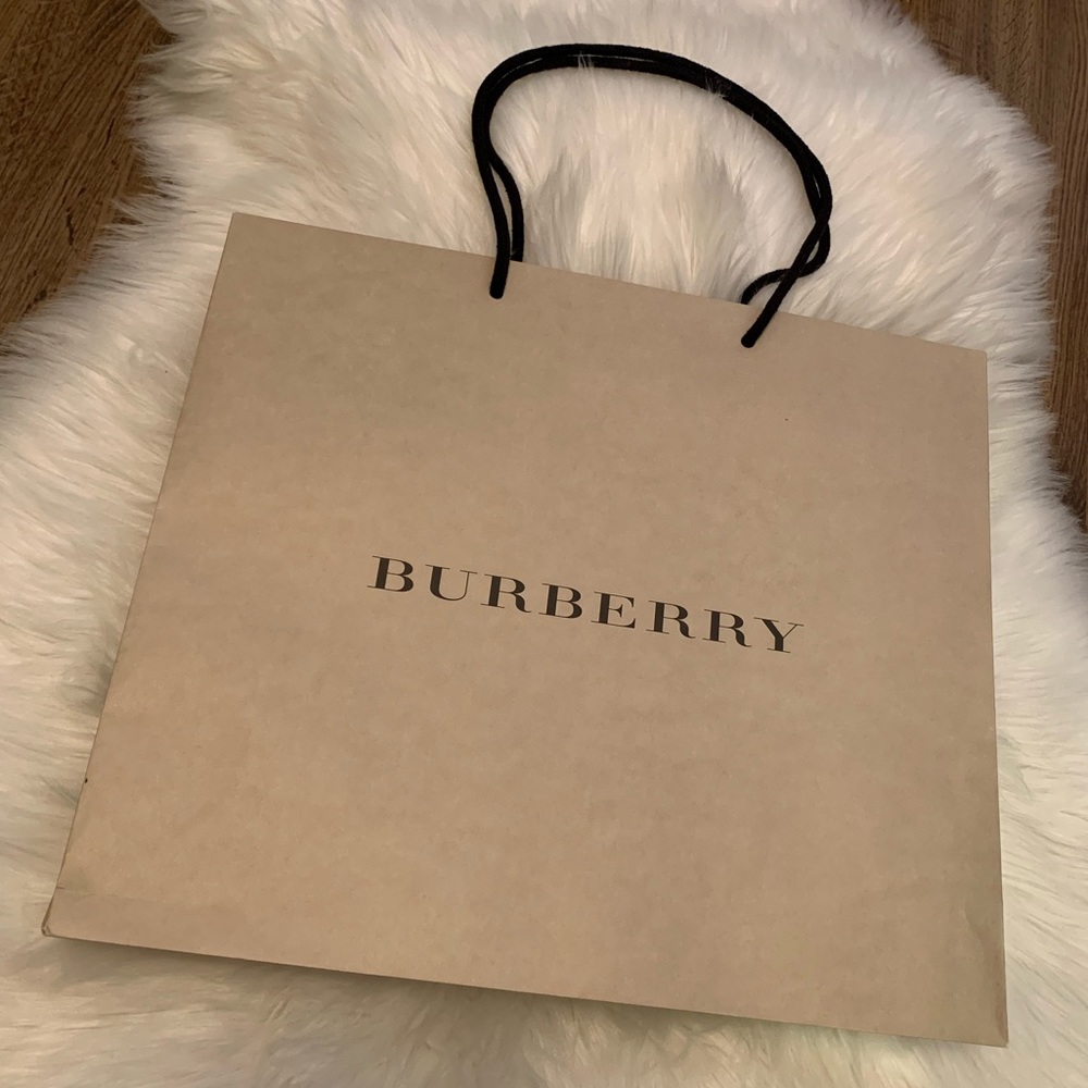 *Cat 😭* Burberry Shopping Bag